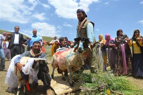 Hakkari’de Geleneksel Düğün Seremonisindeki Şaşırtıcı Detaylar